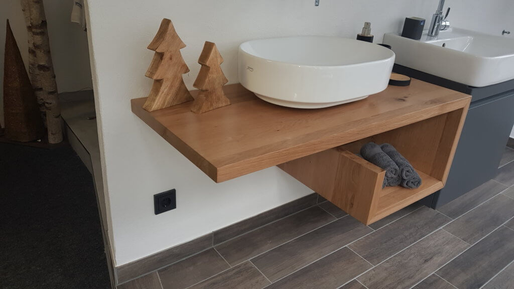 Abgewinkelte Waschtischplatte aus massivem Holz mit verdeckten Konsolenhalter