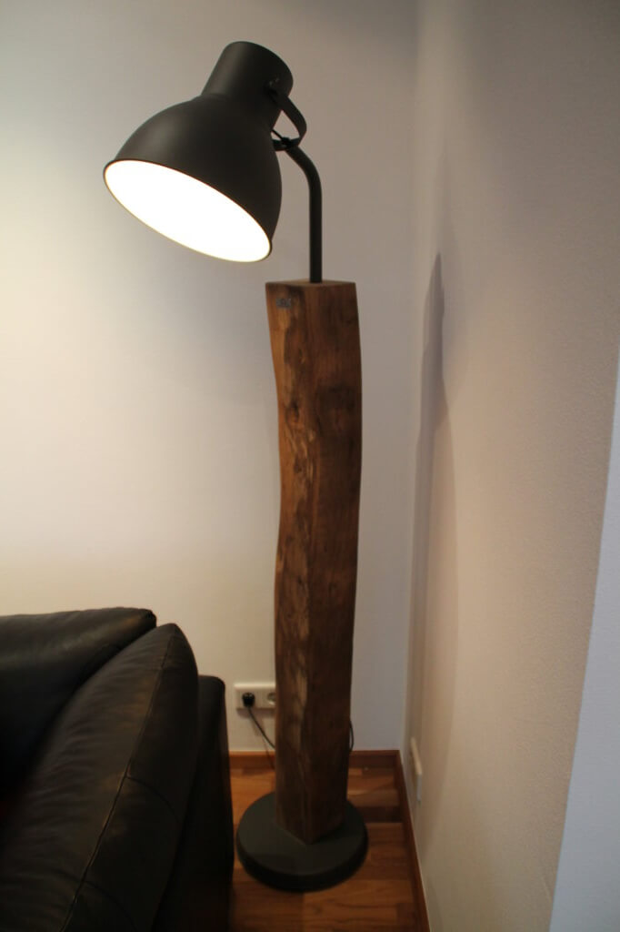 stehlampe aus massivholz eiche baumstamm everlasting oak